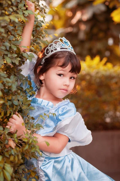 Meisje in prinses kostuum — Stockfoto