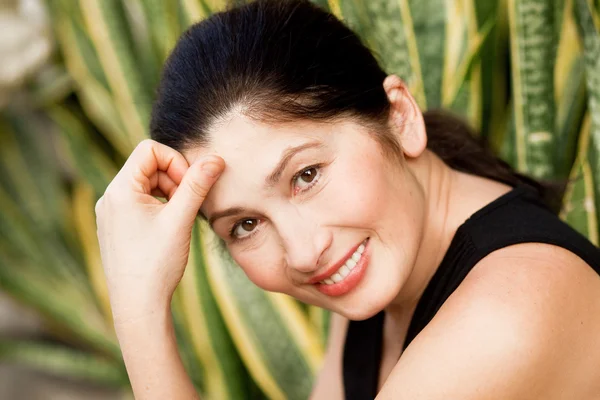 Vrouw ouder in de natuur — Stockfoto