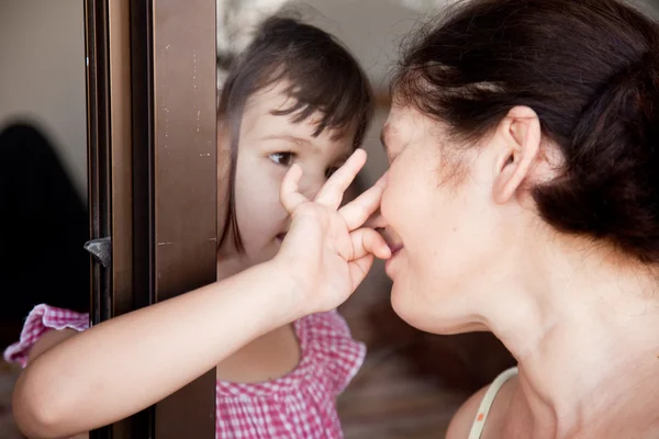 Incontrare i parenti attraverso la finestra — Foto Stock