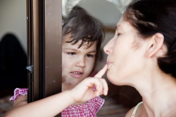 Meeting relatives through the window — Stock Photo, Image