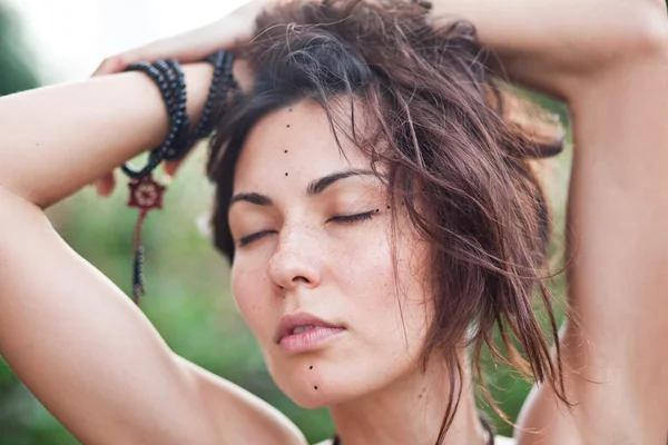 Hippie girl with closed eyes — Stock Photo, Image