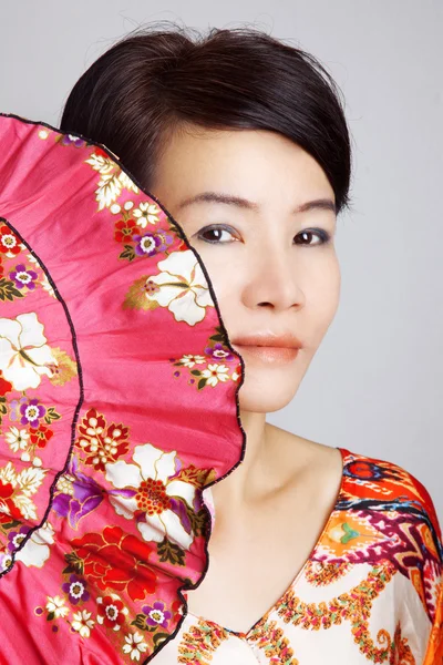 Asiatisk kvinna med fläkt — Stockfoto
