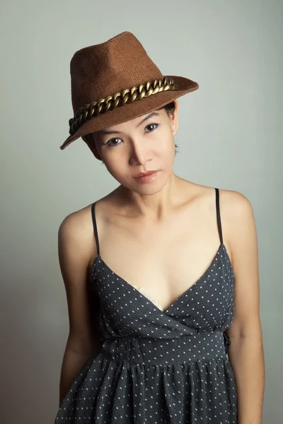 모자에 세련 된 아시아 여자 — 스톡 사진