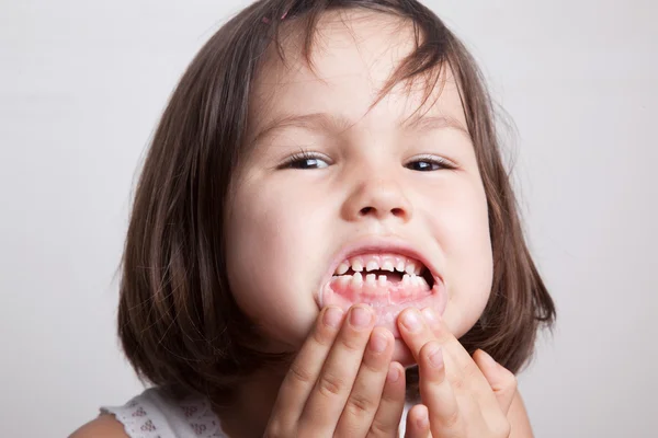Ребенок уронил первый молочный зуб — стоковое фото