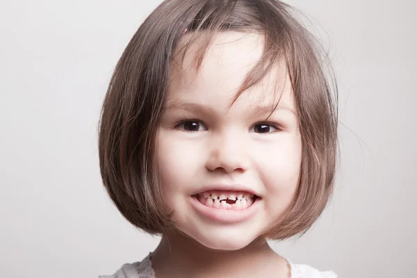 Criança deixou cair o primeiro dente de leite — Fotografia de Stock