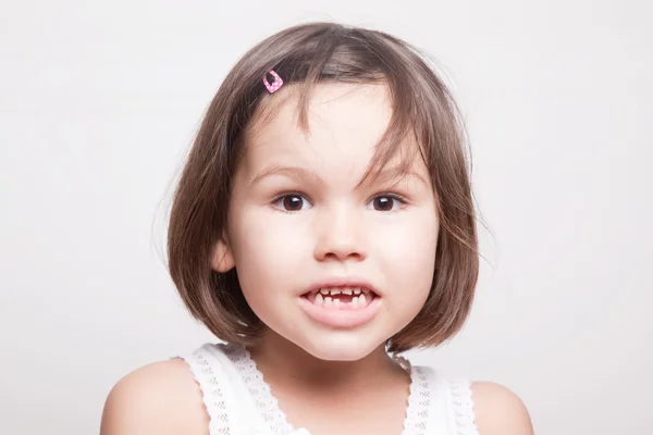 Criança deixou cair o primeiro dente de leite — Fotografia de Stock