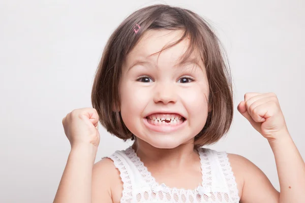 Criança deixou cair o primeiro dente de leite — Fotografia de Stock