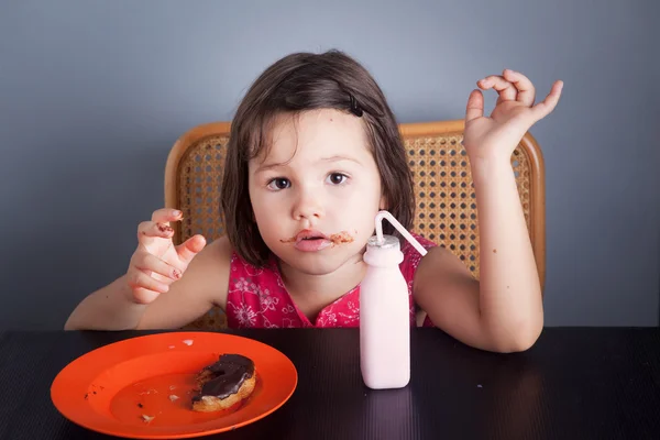 Asiática chica comer un donut con leche — Foto de Stock