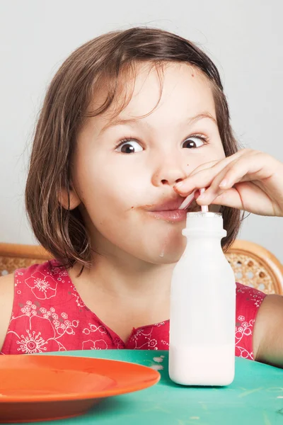牛乳とドーナツを食べるアジアの女の子 — ストック写真