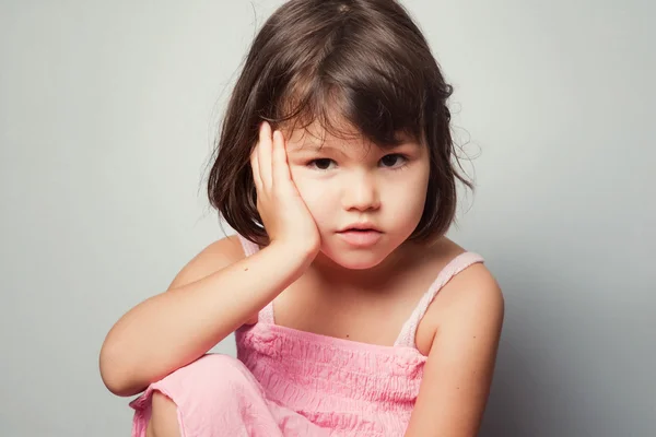 Uttråkad liten asiatisk flicka — Stockfoto