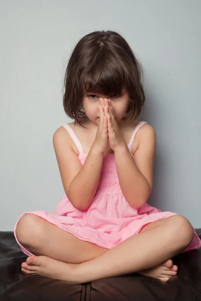 Little girl praying in lotus position — Stock Photo, Image