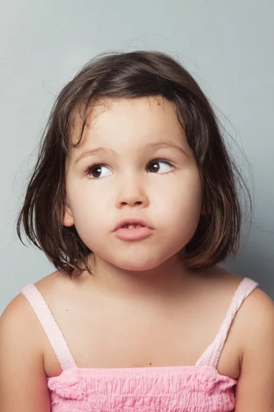 Mała dziewczynka narzeka i niespodzianka — Zdjęcie stockowe