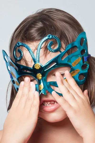 Маленькая девочка в карнавальной маске — стоковое фото