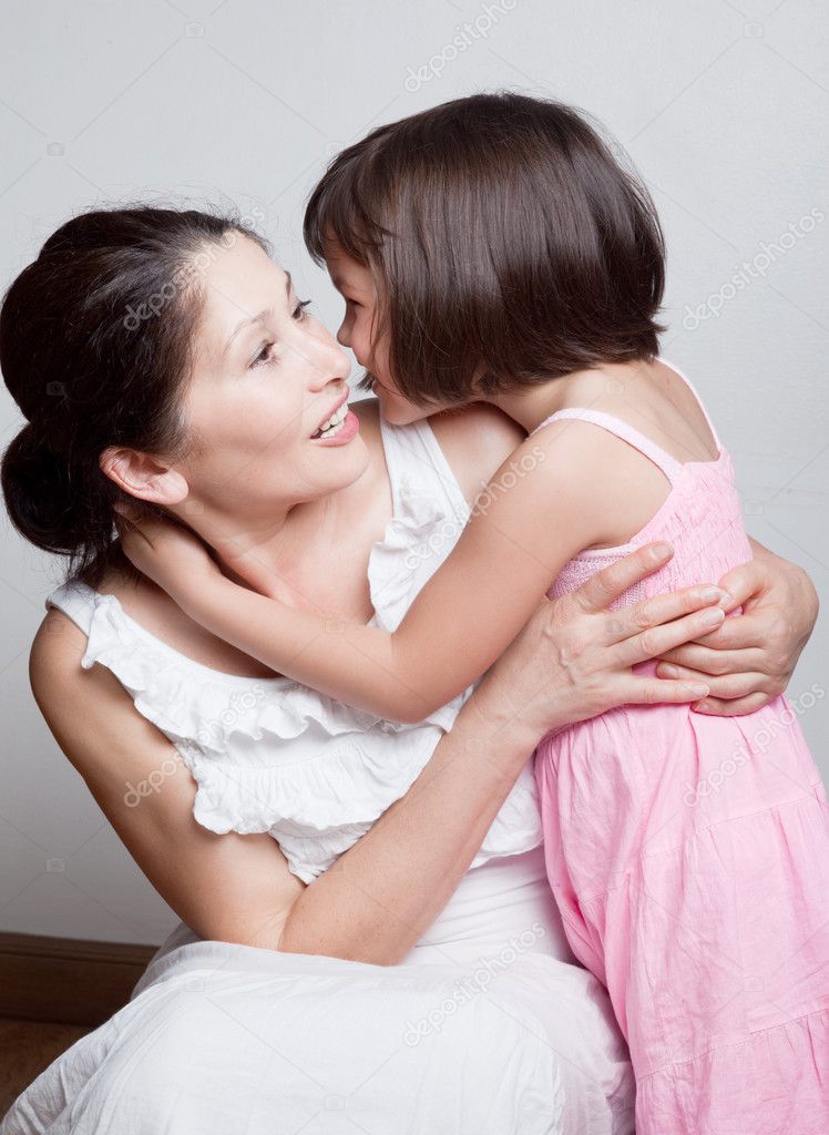 Бабушка и внучка сплетничают — Стоковое фото © RadaRani