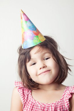 Parti şapkalı kız