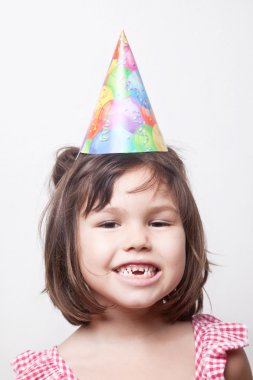 Parti şapkalı kız