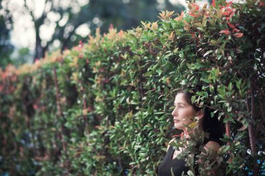 kadın yeşil bahçe