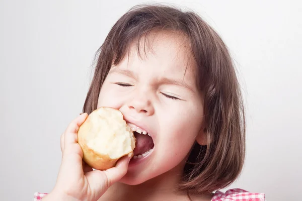 Gadis menggigit apel — Stok Foto