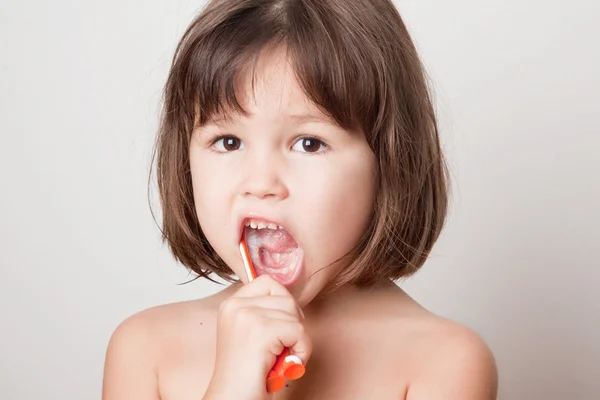 Chica limpia los dientes — Foto de Stock