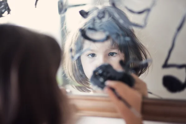 Ребенок рисует на зеркале — стоковое фото