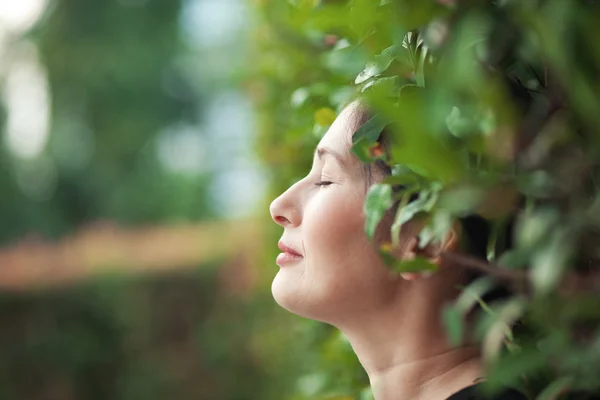 Frau im grünen Garten — Stockfoto