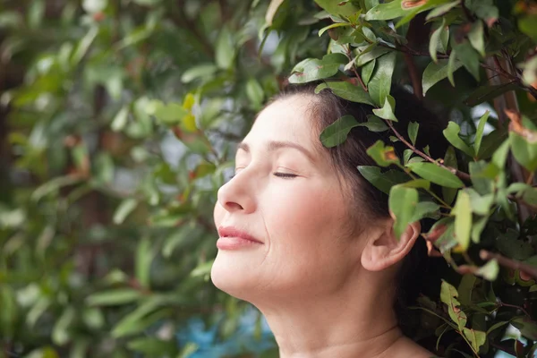 Vrouw in groene tuin — Stockfoto