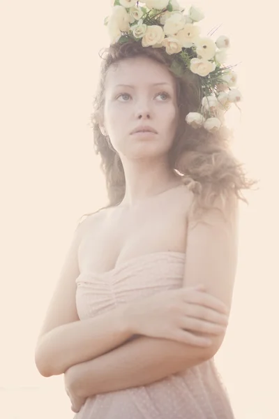 Chica en una corona de flores — Foto de Stock