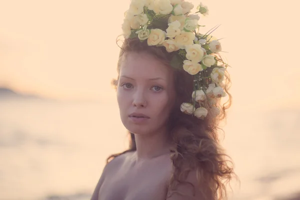 Девушка в цветочной короне — стоковое фото