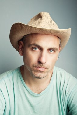 Kovboy şapkalı adam.