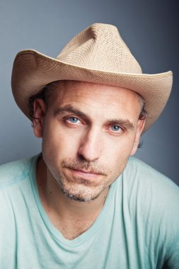 Kovboy şapkalı adam.