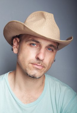 Kovboy şapkalı adam.