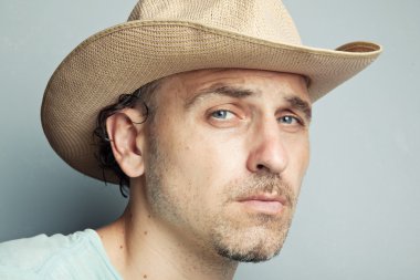 Kovboy şapkalı adam.