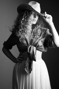 kovboy şapkalı bir kadın