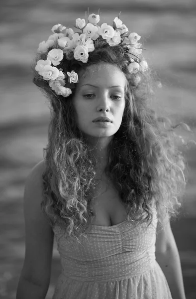 Chica en una corona de flores — Foto de Stock