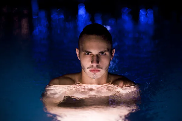 Mann schwimmt im Pool — Stockfoto