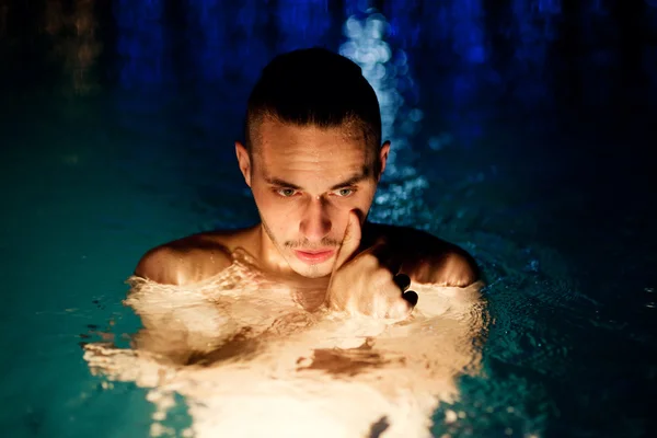 Hombre nadando en la piscina — Foto de Stock
