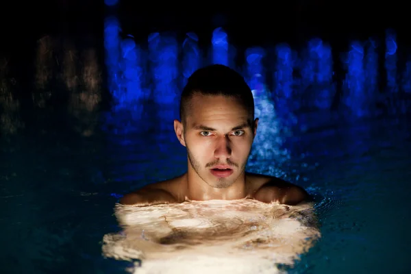 Mann schwimmt im Pool — Stockfoto