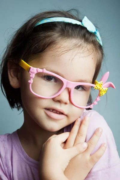Дівчина в дитячих окулярах — стокове фото
