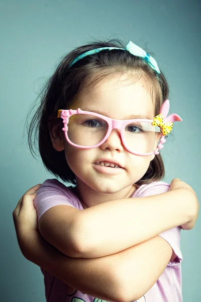 Девушка в детских очках — стоковое фото