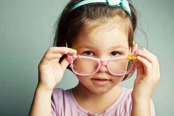 Dziewczyna w okulary dla dzieci — Zdjęcie stockowe