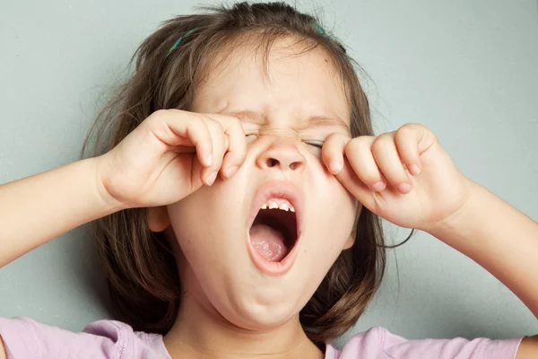 Yawning little girl — Stock Photo, Image