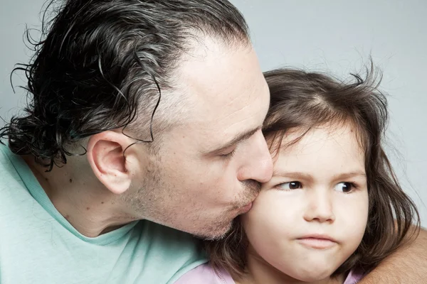 Tata całuje córkę — Zdjęcie stockowe
