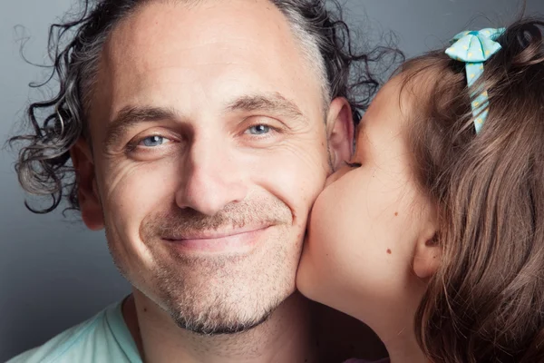 Filha beijando seu pai — Fotografia de Stock
