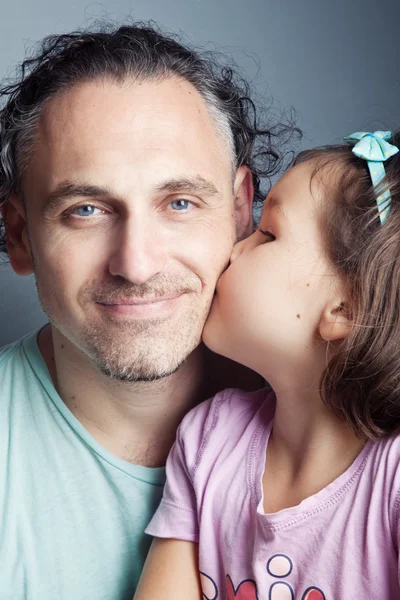 Daughter kissing her father — Stock Photo, Image