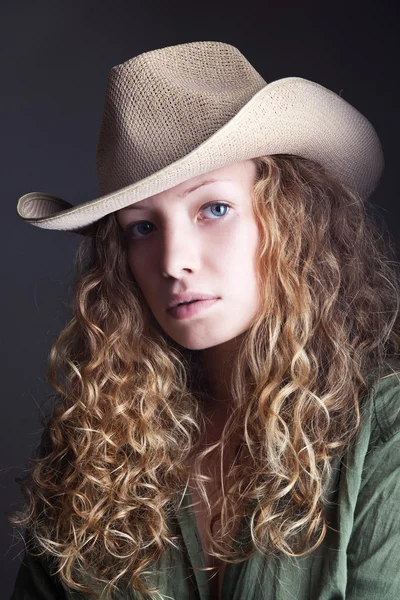 Vrouw in een cowboy-hoed — Stockfoto