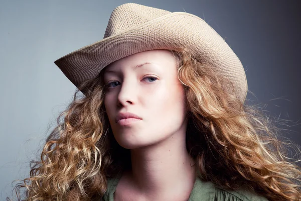 kovboy şapkalı bir kadın