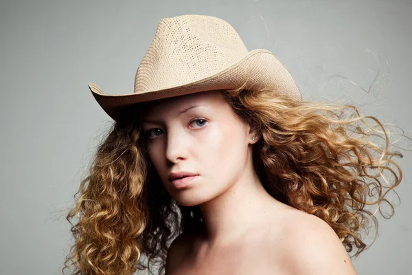 kovboy şapkalı bir kadın