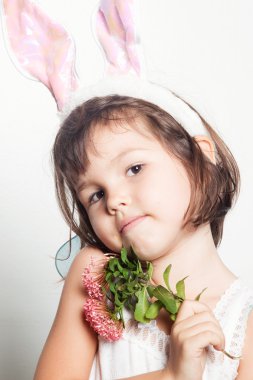 Çocuk kostüm giyiyor