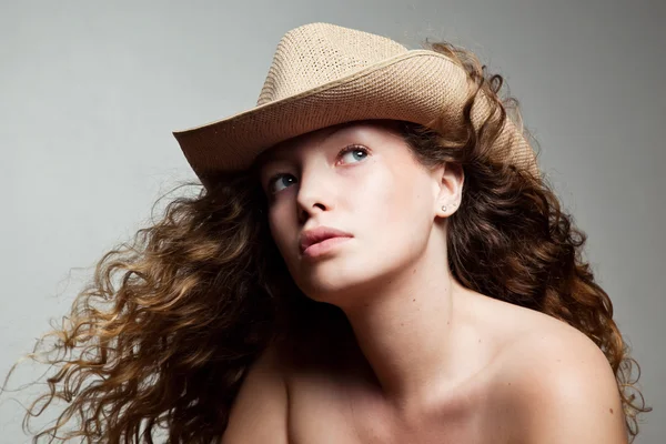 Kovboy şapkalı bir kadın — Stok fotoğraf