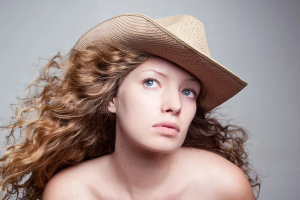 Жінка в ковбойському капелюсі — стокове фото